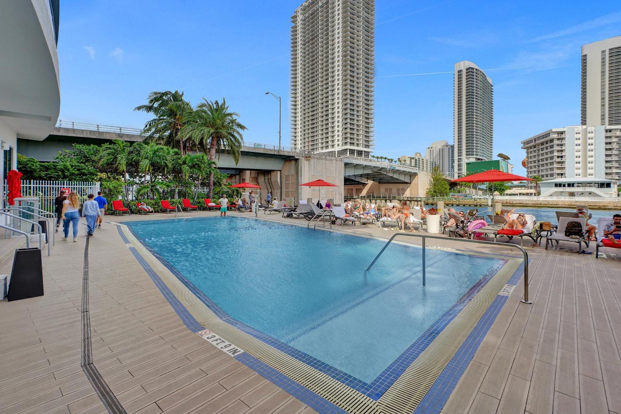 Beachwalk Resort Hallandale Beach Exterior photo
